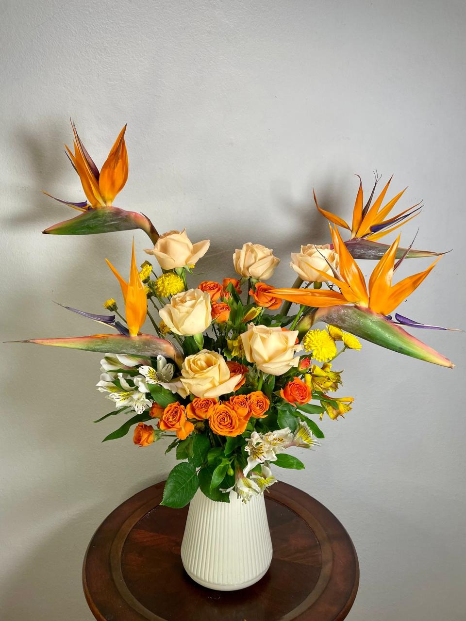 Diseño floral de inspiración tropical en jarrón